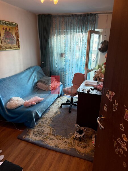 Crangasi, apartament cu 3 camere de vanzare, loc de parcare.